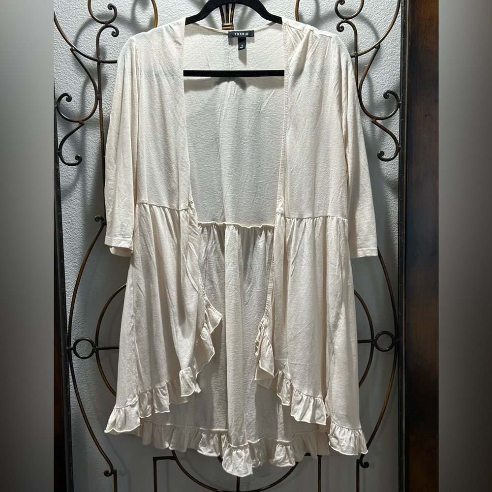 Torrid 3/4 sleeve wrap. SZ 0 Cream with front ruffles